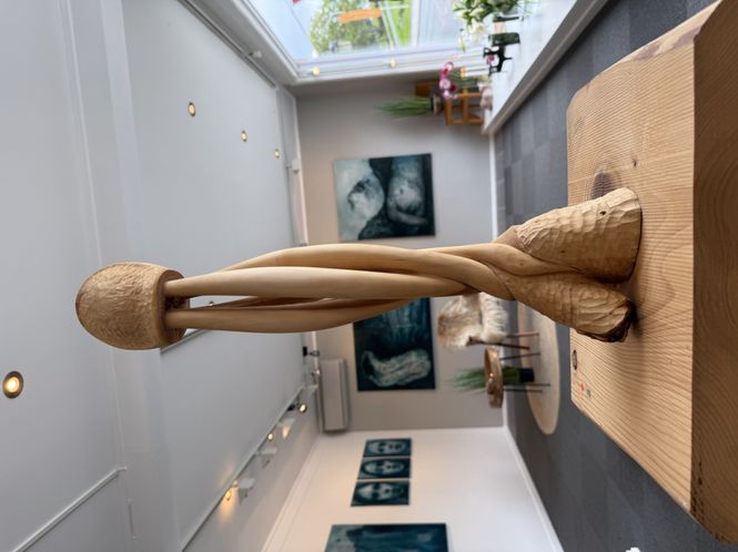 Hovedbilde Dragen jager, treskulptur